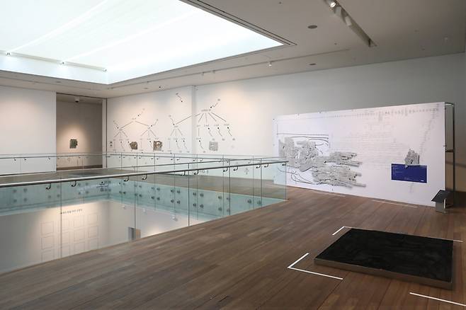 서울대미술관 기획전 ‘차원확장자: 시·이미지·악보·코드’ 전시 중인 구자명 작가의 작품. <서울대미술관>