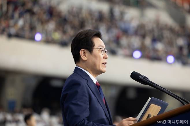 (서울=뉴스1) 허경 기자 = 이재명 대통령이 17일 부산아시아드주경기장에서 열린 제106회 전국체육대회 개막식에서 기념사를 하고 있다.  (대통령실 제공. 재판매 및 DB 금지)?2025.10.18/뉴스1  Copyright (C) 뉴스1. All rights reserved. 무단 전재 및 재배포,  AI학습 이용 금지. /사진=(서울=뉴스1) 허경 기자