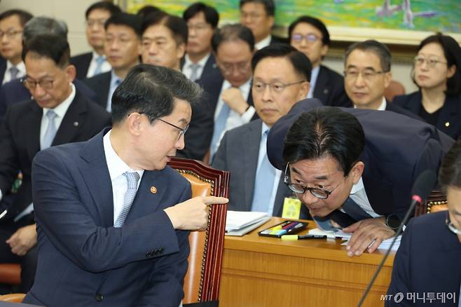 [서울=뉴시스] 고승민 기자 = 이억원 금융위원장이 20일 서울 여의도 국회에서 열린 정무위원회의 금융위원회 등 국정감사에서 관계자와 대화하고 있다. 2025.10.20. kkssmm99@newsis.com /사진=고승민