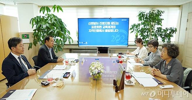 [서울=뉴시스] 이형훈 보건복지부 2차관이 8일 오후 서울 중구 대한간호협회를 방문해 신경림 간호협회 회장과 면담하고 있다. (사진=대한간호협회 제공) 2025.07.08. photo@newsis.com *재판매 및 DB 금지 /사진=류현주
