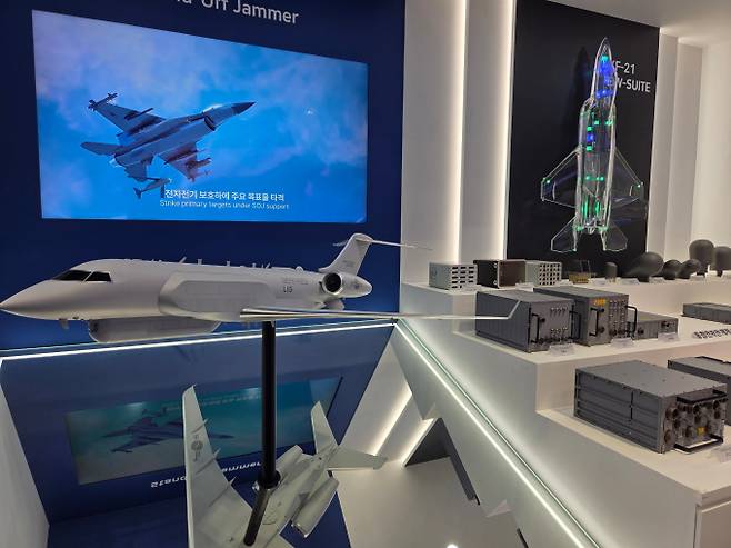 '서울 국제 항공우주 및 방위산업 전시회(ADEX) 2025'가 킨텍스에서 개막했다. 사진은 LIG넥스원 부스의 한국형 전자전기 모형./사진=김대영 기자