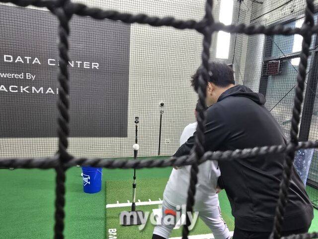 강정호가 유소년 선수에게 타격을 가르치고 있다/하남=김진성 기자 kkomag@mydaily.co.kr