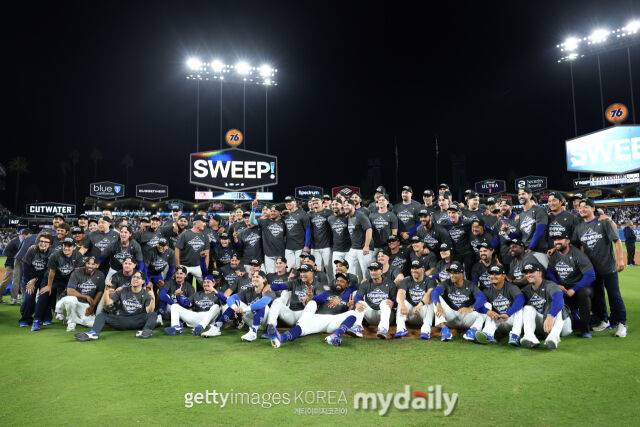 내셔널리그 우승을 차지한 후 기념 촬영에 임한 다저스 선수들. /게티이미지코리아