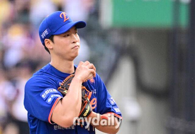 2025년 8월 9일 오후 서울 잠실구장에서 열린 '2025 신한 SOL뱅크 KBO 리그' 한화 이글스와 LG 트윈스의 경기. 한화 선발투수 엄상백이 2회말 무사 2루서 교체되며 아쉬워하고 있다./마이데일리