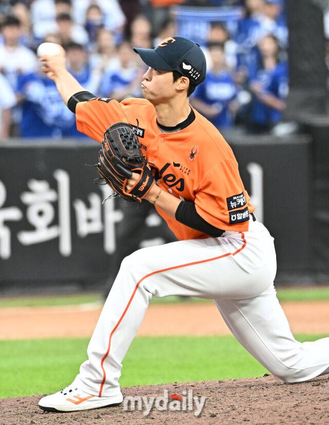 19일 오후 대전광역시 중구 대전한화생명볼파크에서 진행된 '2025 프로야구 KBO리그 포스트시즌' 플레이오프(PO) 2차전 한화이글스와 삼성라이온즈의 경기. 한화 엄상백이 역투하고 있다./마이데일리