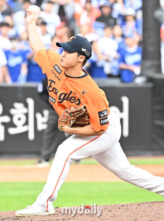 19일 오후 대전광역시 중구 대전한화생명볼파크에서 진행된 '2025 프로야구 KBO리그 포스트시즌' 플레이오프(PO) 2차전 한화이글스와 삼성라이온즈의 경기. 한화 정우주가 역투하고 있다./대전=송일섭 기자 andlyu@mydaily.co.kr