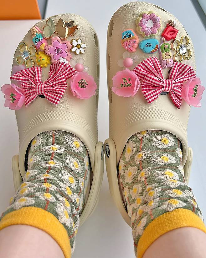 다양한 지비츠로 크록스를 꾸민 모습 [인스타그램 @crocsjp]