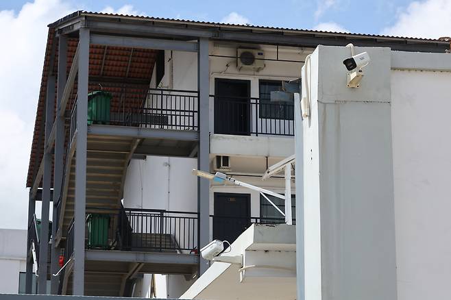 캄보디아에서 한국인 납치ㆍ감금이 잇따라 발생하며 정부가 대응에 나선 가운데 16일(현지시간) 캄보디아 프놈펜 인근 범죄단지로 알려진 태자단지 내외부에 감시카메라가 설치돼 있다. [연합]