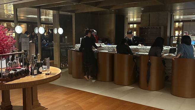 지난 17일 방문한 하우스 오브 신세계 와인셀라 내 ‘바이 더 글라스’ 매장. 고가 와인을 잔 단위로 맛볼 수 있는 공간이다. 신현주 기자