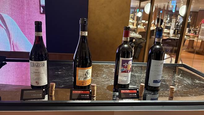 지난  17일 진행된 하우스 오브 신세계 ‘와인셀라’ 와인캠프 행사에 이탈리아 바롤로 지역 와인이 진열돼 있다. 신현주 기자
