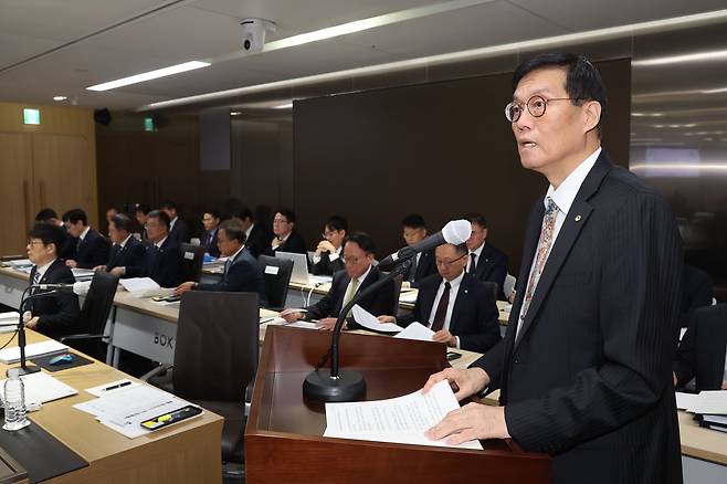 이창용 한국은행 총재가 20일 서울 주택시장이 다시 과열되고 있다고 지적했다. 사진은 이날 서울 중구 한은에서 열린 국회 기획재정위원회의 한은 국정감사에서 업무보고 하는 이 총재 [공동취재]