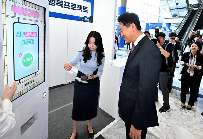 오세훈 서울시장이 지난 16일 서울 강남구 코엑스 그랜드볼룸에서 열린 헤럴드머니페스타 2025 개막행사에서 ‘청년행복프로젝트’ 부스를 둘러보는 모습 임세준 기자