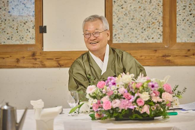 윤영달 크라운해태제과 회장이 17일 서울 종로구 세종문화회관에서 열린 제20회 창신제 기자간담회에서 “힘든 시절 국악 소리에 감동과 위로를 받은 것처럼 국악을 통해 고객과 함께 숨 쉬고 진정한 행복을 나눠드리고 싶다”고 말하고 있다.  [크라운해태제과 제공]