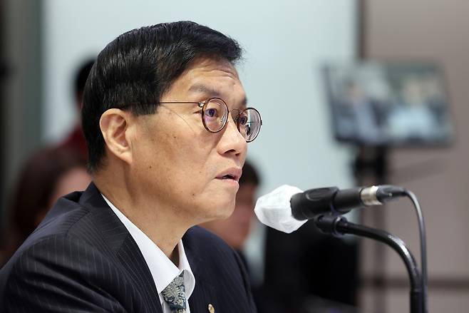 이창용 한국은행 총재가 20일 서울 중구 한국은행에서 열린 국회 기획재정위원회의 한국은행에 대한 국정감사에서 의원질의에 답하고 있다. [공동취재]