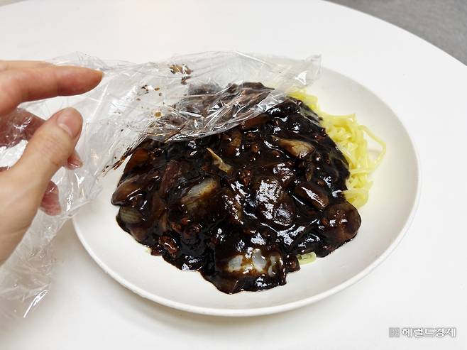 업소용 랩은 폴리염화비닐(PVC) 포장재를 사용하는 곳이 많다. 육성연 기자