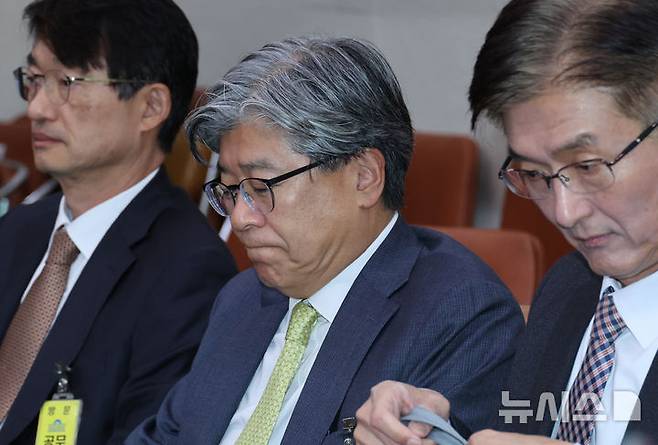 [서울=뉴시스] 김금보 기자 = 김재호 춘천지방법원장(나경원 국민의힘 의원 배우자)이 20일 서울 여의도 국회에서 열린 법제사법위원회의 서울고등법원 등에 대한 국정감사에 출석해 있다. 2025.10.20. kgb@newsis.com