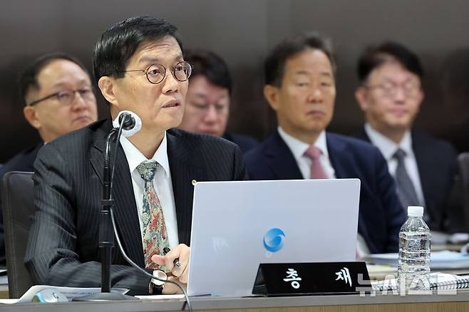 [서울=뉴시스] 권창회 기자 = 이창용 한국은행 총재가 20일 오전 서울 중구 한국은행에서 열린 국회 기획재정위원회의 한국은행에 대한 국정감사에서 의원질의에 답하고 있다. (공동취재) 2025.10.20. photo@newsis.com