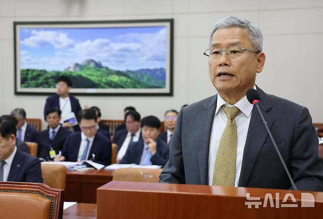 [서울=뉴시스] 김명년 기자 = 김동철 한국전력공사 사장이 16일 오후 서울 여의도 국회 기후에너지환경노동위원회 전체회의에서 업무보고하고 있다. 2025.10.16. kmn@newsis.com