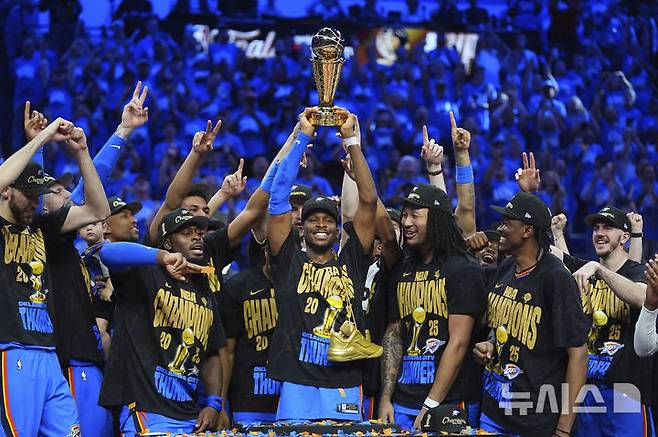 [오클라호마시티=AP/뉴시스] 미국프로농구(NBA) 챔피언결정전에서 우승한 오클라호마시티 선더. 2025.06.22.