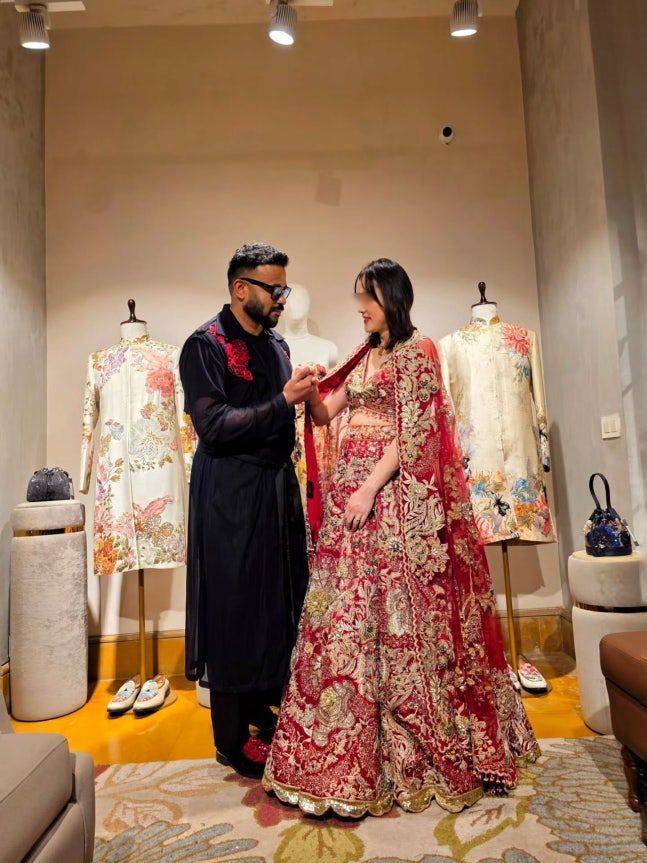 [서울=뉴시스] 인도 출신 방송인 럭키가 아내와 함께 고향에서 달콤한 신혼여행을 즐기고 있다. (사진=럭키 인스타그램 캡처) 2025.10.20. photo@newsis.com *재판매 및 DB 금지