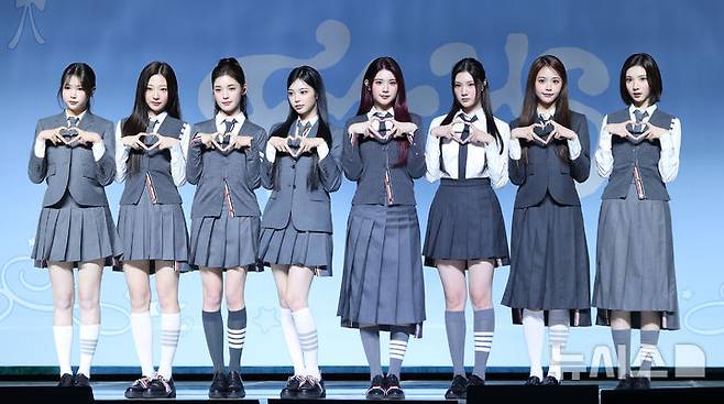 [서울=뉴시스] 김혜진 기자 = 그룹 하츠투하츠(왼쪽부터 예온, 스텔라, 유하, 이안, 에이나, 주은, 카르멘, 지우)가 20일 오후 서울 용산구 블루스퀘어에서 열린 첫 미니앨범 '포커스' 발매 기념 쇼케이스에서 포즈를 취하고 있다. 2025.10.20. jini@newsis.com