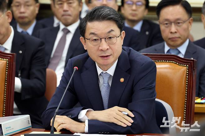 이억원 금융위원장이 20일 서울 여의도 국회 정무위원회에서 열린 금융위원회·한국산업은행·중소기업은행에 대한 국정감사에서 의원 질의에 답변을 하고 있다. 윤창원 기자