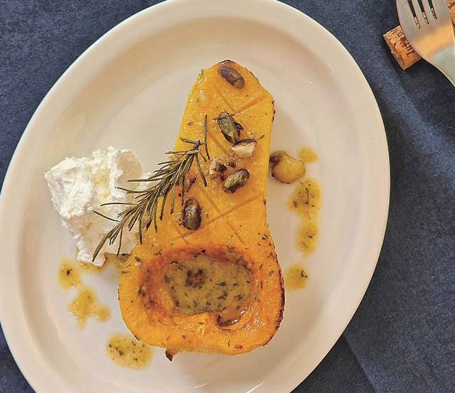 땅콩호박을 반으로 잘라 속을 파낸 후 치즈 등을 넣고 오븐에 구우면 맛있는 한 끼 식사가 된다.