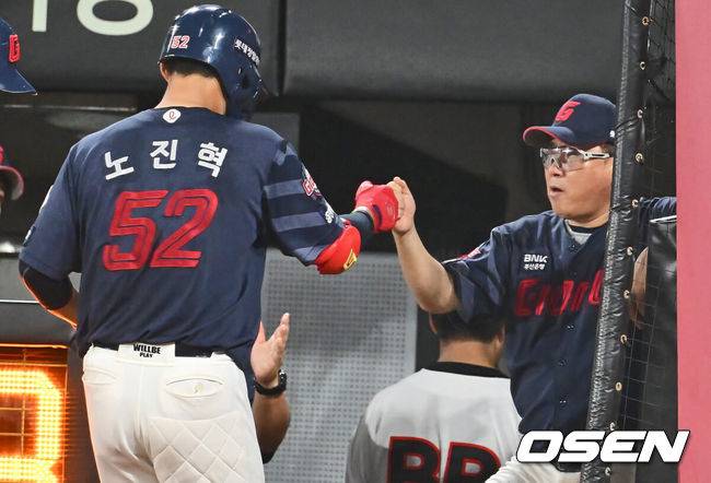 [OSEN=광주, 이석우 기자] 21일 광주-기아 챔피언스필드에서 2024 신한 SOL 뱅크 KBO 리그 KIA 타이거즈와 롯데 자이언츠의 경기가 열렸다. 홈팀 KIA는 양현종이 선발 출전하고 방문팀 롯데는 박세웅이 선발 출전했다.롯데 자이언츠 노진혁이 5회초 1사 우월 솔로 홈런을 치고 김태형 감독과 하이파이브를 하고 있다. 2024.08.21 / foto0307@osen.co.kr