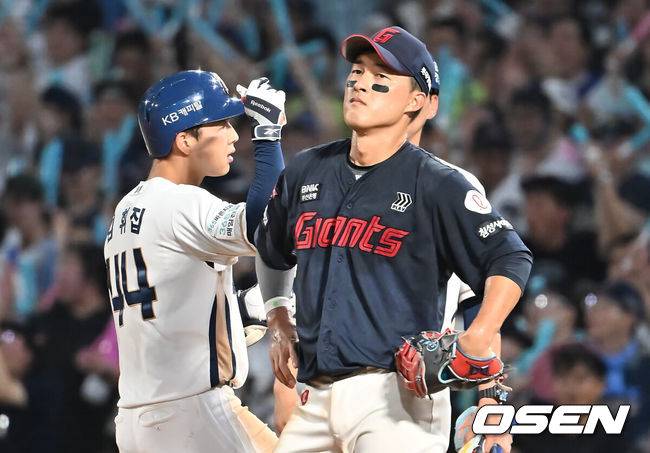 [OSEN=창원, 이석우 기자] 23일 창원NC파크에서 2025 신한 SOL 뱅크 KBO 리그 NC 다이노스와 롯데 자이언츠의 경기가 열렸다. 홈팀 NC는 김녹원이, 방문팀 롯데는 감보아가 선발 출전했다. NC 다이노스 김휘집이 5회말 1사 1,3루 좌익수 왼쪽 1타점 안타를 치고 세리머니를 하고 있다. 2025.08.23 / foto0307@osen.co.kr