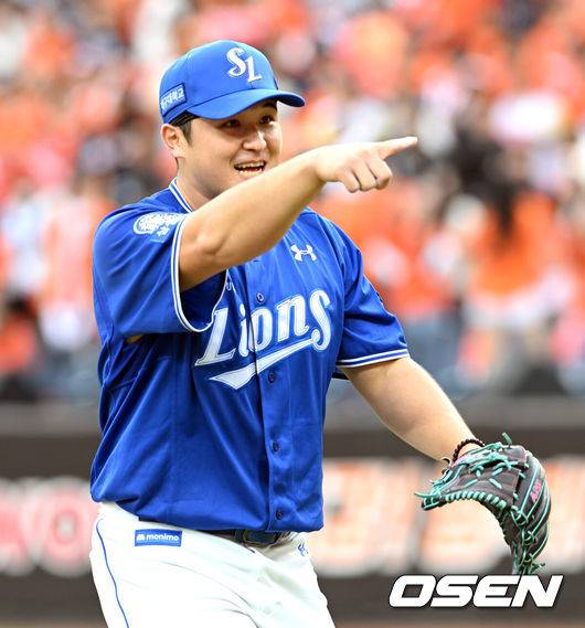 [OSEN=대전, 손용호 기자] 19일 오후 대전 한화생명볼파크에서 2025 신한 SOL Bank KBO리그 포스트시즌 플레이오프 2차전 한화 이글스와 삼성 라이온즈의 경기가 열렸다.한화는 라이언 와이스, 삼성은 최원태를 선발 투수로 내세웠다. 7회말 권광민을 삼진으로 처리 7이닝을 1실점으로 막아낸 최원태가 기뻐하고 있다. 2025.10.19 /spjj@osen.co.kr