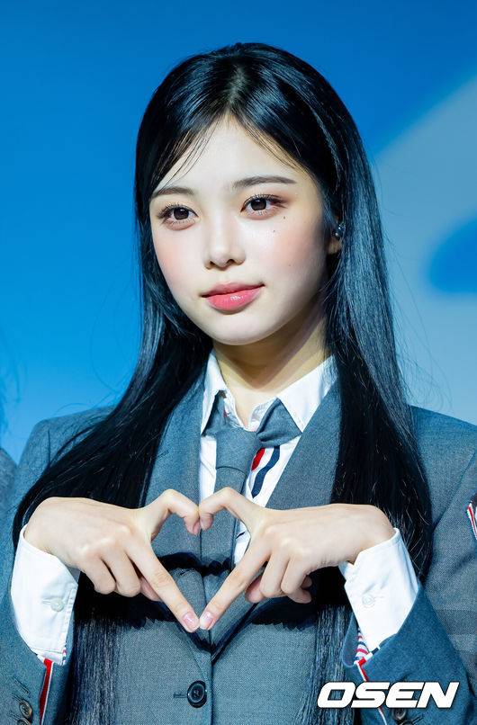 [OSEN=민경훈 기자] 20일 오후 서울 용산구 블루스퀘어 SOL트래블홀에서 SM 걸그룹 하츠투하츠 (Hearts2Hearts) 첫 미니앨범 'FOCUS'(포커스) 발매 기념 미디어 쇼케이스가 열렸다.이번 앨범은 타이틀 곡 'FOCUS'와 싱글 'STYLE', 뉴잭스윙 댄스 곡 'Pretty Please'(프리티 플리즈), 펑키한 누디스코 스타일의 'Apple Pie'(애플 파이), 로맨틱한 무드의 시티 팝 장르 'Flutter'(플러터), 감미로운 R&B 팝 발라드 'Blue Moon'(블루 문)까지 다양한 분위기의 총 6곡으로 구성, 하츠투하츠의 음악 세계를 폭 넓은 스펙트럼으로 만끽할 수 있다.하츠투하츠 이안이 무대 위에서 포토타임을 갖고 있다. 2025.10.20 / rumi@osen.co.kr