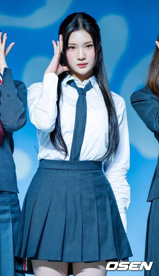 [OSEN=민경훈 기자] 20일 오후 서울 용산구 블루스퀘어 SOL트래블홀에서 SM 걸그룹 하츠투하츠 (Hearts2Hearts) 첫 미니앨범 'FOCUS'(포커스) 발매 기념 미디어 쇼케이스가 열렸다.이번 앨범은 타이틀 곡 'FOCUS'와 싱글 'STYLE', 뉴잭스윙 댄스 곡 'Pretty Please'(프리티 플리즈), 펑키한 누디스코 스타일의 'Apple Pie'(애플 파이), 로맨틱한 무드의 시티 팝 장르 'Flutter'(플러터), 감미로운 R&B 팝 발라드 'Blue Moon'(블루 문)까지 다양한 분위기의 총 6곡으로 구성, 하츠투하츠의 음악 세계를 폭 넓은 스펙트럼으로 만끽할 수 있다.하츠투하츠 주은이 무대 위에서 포토타임을 갖고 있다. 2025.10.20 / rumi@osen.co.kr