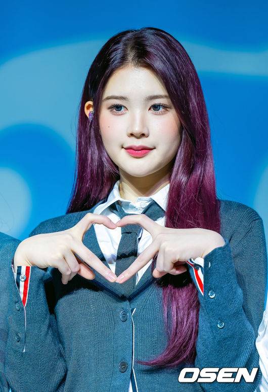 [OSEN=민경훈 기자] 20일 오후 서울 용산구 블루스퀘어 SOL트래블홀에서 SM 걸그룹 하츠투하츠 (Hearts2Hearts) 첫 미니앨범 'FOCUS'(포커스) 발매 기념 미디어 쇼케이스가 열렸다.이번 앨범은 타이틀 곡 'FOCUS'와 싱글 'STYLE', 뉴잭스윙 댄스 곡 'Pretty Please'(프리티 플리즈), 펑키한 누디스코 스타일의 'Apple Pie'(애플 파이), 로맨틱한 무드의 시티 팝 장르 'Flutter'(플러터), 감미로운 R&B 팝 발라드 'Blue Moon'(블루 문)까지 다양한 분위기의 총 6곡으로 구성, 하츠투하츠의 음악 세계를 폭 넓은 스펙트럼으로 만끽할 수 있다.하츠투하츠 에이나가 무대 위에서 포토타임을 갖고 있다. 2025.10.20 / rumi@osen.co.kr