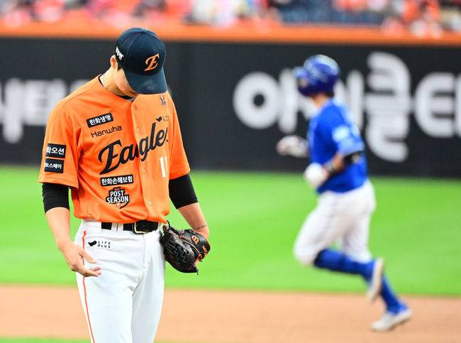 [OSEN=대전, 지형준 기자] 프로야구 삼성 라이온즈가 원정에서 귀중한 1승을 거두고 대구로 향한다.삼성은 19일 대전 한화생명볼파크에서 열린 포스트시즌 플레이오프 2차전 한화 이글스와의 경기에서 타선이 폭발하며 7-3&nbsp;완승을 거뒀다. 시리즈 전적 1승 1패로 동률을 만들고 홈구장 대구 삼성라이온즈파크로 돌아간다.&nbsp;9회초 2사 1루에서 한화 엄상백이 삼성 강민호에 좌월 투런포를 허용하며 아쉬워하고 있다. 2025.10.19 /jpnews@osen.co.kr