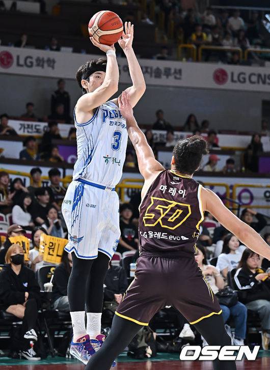 [OSEN=창원, 이석우 기자] 20일 창원 체육관에서 2025-2026 LG전자 프로농구 창원 LG와 대구 한국가스공사의 경기가 열렸다.  LG는 3위로 초반 선두 다툼을 이어가고 있고, 리그에서 유일하게 아직 승리가 없는 한국가스공사는 첫승을 노리고 있다. 대구 한국가스공사 정성우가 창원 LG 아셈 마레이의 마크를 피해 3점슛을 시도하고 있다. 2025.10.20 / foto0307@osen.co.kr