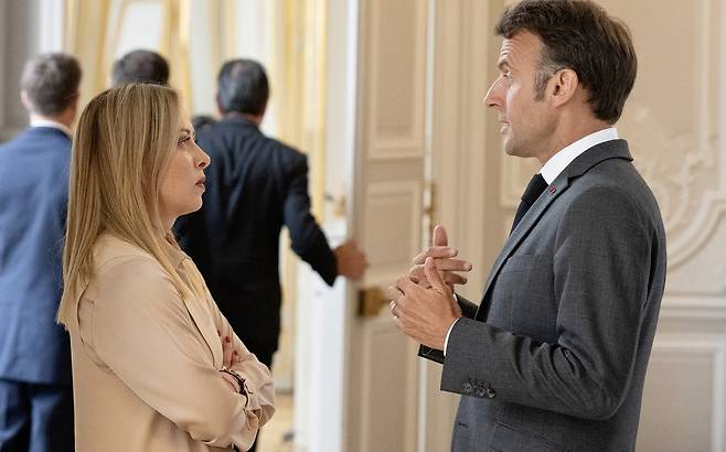 조르자 멜로니 이탈리아 총리(왼쪽)와 에마뉘엘&nbsp;마크롱 프랑스 대통령. 1977년생 동갑내기인 두 사람은 서유럽 주요국 지도자들 가운데 늘 서로 티격태격하는 대표적&nbsp;앙숙으로 꼽힌다. 이탈리아 총리실 제공