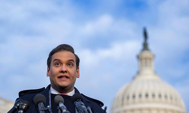 조지 산토스 전 미국 공화당 하원의원. 사진은 그가 아직 의원 신분이던 2023년 11월 미 수도 워싱턴의 의회 의사당 건물을 배경으로 기자회견을 하는 모습. AFP연합뉴스