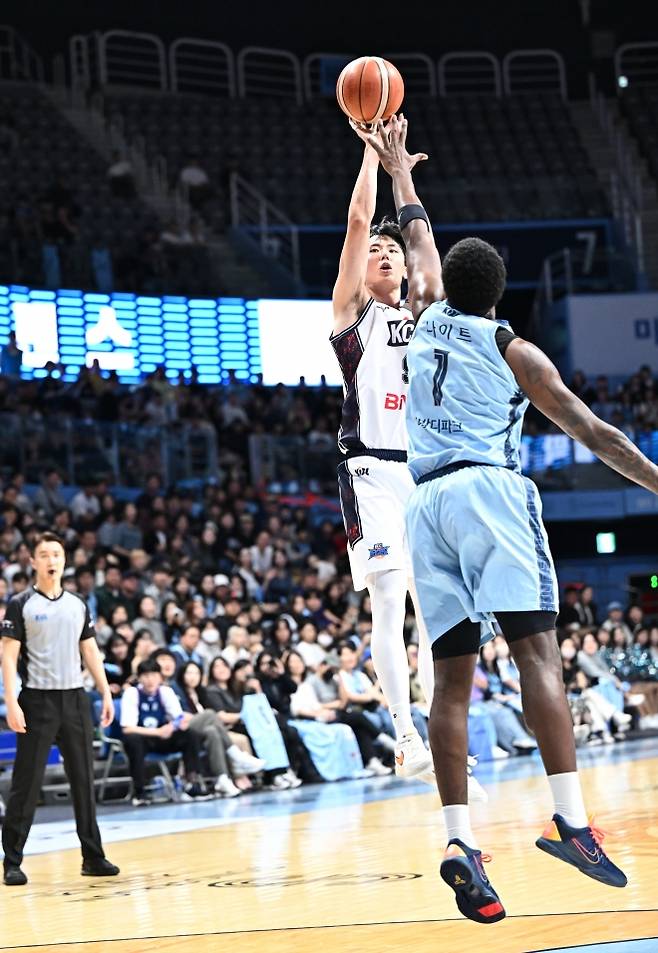 부산 KCC 송교창이 19일 고양 소노아레나에서 열린 2025~26 프로농구 정규시즌 고양 소노와의 원정 경기에서 슛하고 있다. KBL 제공