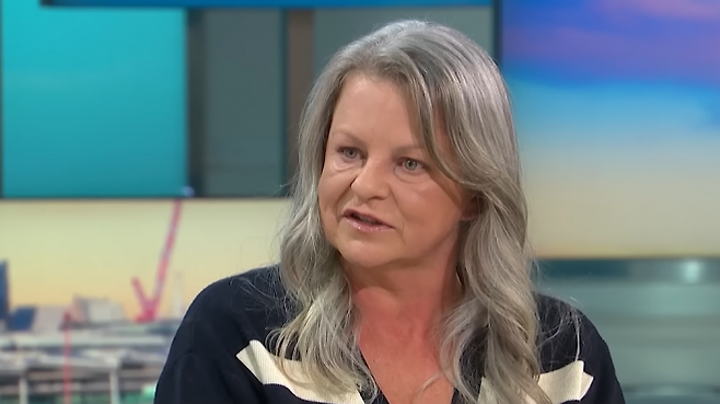 스위스에서 남편의 안락사를 지켜본 후 영국에 돌아와 자살방조 혐의 자수해 약 10개월간 조사를 받은 루이스 섀클런이 지난 17일(현지시간) ITV ‘굿모닝 브리튼’에 출연해 그간의 고충 등을 토로하고 있다. ‘굿모닝 브리튼’ 방송화면 캡처