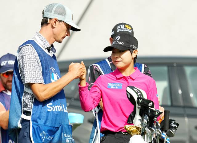 티샷 후 캐디와 주먹으로 인사를 나누는 이소미(오른쪽). 사진 제공=LPGA