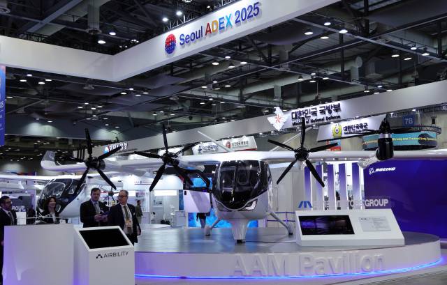 20일 경기도 고양시 킨텍스에서 열린 ‘서울 국제 항공우주 및 방위산업 전시회(ADEX) 2025’에서 참관인들이 첨단 무기들을 둘러보고 있다. 연합뉴스