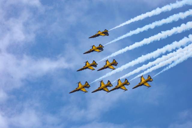 17일 경기도 성남시 서울공항 상공에서 공군 특수비행팀 블랙이글스가 서울 국제 항공우주 및 방위산업 전시회(ADEX) 2025 ‘퍼블릭 데이’ 행사 중에 축하 비행을 하며 가을하늘을 수놓고 있다. 연합뉴스