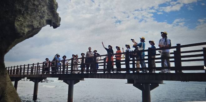 지질공원 탐방에 나선 학생과 학부모들ⓒ경북문화관광공사 