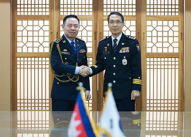 유재성 경찰청장 직무대행(오른쪽)과 찌어 뻐우(Chea Peou) 캄보디아 경찰청 차장이 20일 서울 서대문구 경찰청에서 양국 경찰 국제 공조 강화 등을 논의하는 양자 회담에서 기념 촬영을 하고 있다. ⓒ경찰청 제공