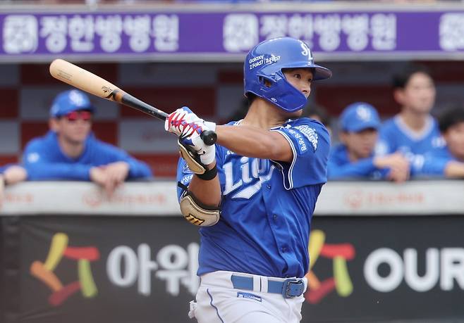 삼성 김태훈(오른쪽)이 첫 가을야구 무대에서 연일 활약하며 강렬한 인상을 남기고 있다. 19일 한화와 PO 2차전서는 5타수 3안타를 폭발했다. 3회초 2사 1루서 안타를 쳐낸 뒤 타구를 응시하는 김태훈. 대전｜뉴시스