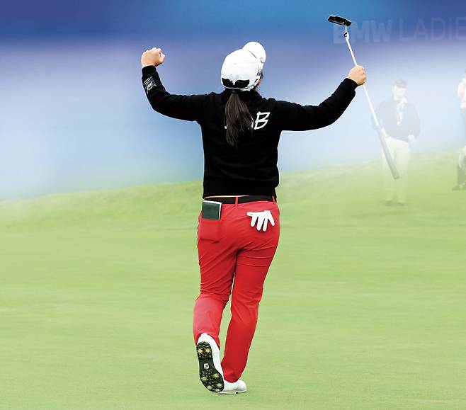 김세영이 19일 전남 해남 파인비치 골프링크스에서 열린 BMW 레이디스 챔피언십 최종 라운드 18번홀에서 우승을 확정한 뒤 환호하고 있다. 게티이미지코리아