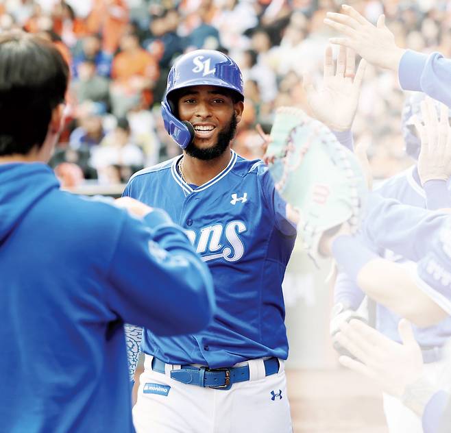 삼성 디아즈가 19일 대전한화생명볼파크에서 열린 2025 프로야구 KBO리그 포스트시즌 플레이오프 2차전 한화 이글스와의 경기 3회초 1사 2, 3루 삼성 김영웅의 2타점 적시타로 홈을 밟은 뒤 동료선수들과 하이파이브를 하고 있다. 연합뉴스