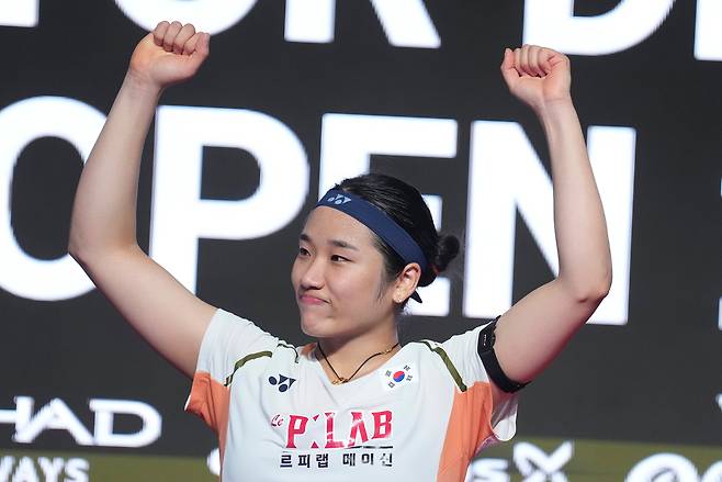 안세영이 19일 덴마크 오덴세에서 열린 2025 세계배드민턴연맹 월드 투어 슈퍼 750 덴마크오픈 여자단식 결승에서 왕즈이를 꺾고 우승한 뒤 세리머니를 하고 있다.  오덴세 | AP연합뉴스