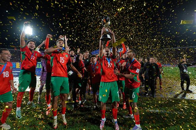 모로코 U-20 축구 대표팀 선수들이 20일 칠레 산티아고에서 열린 FIFA U-20 월드컵 결승전에서 아르헨티나를 꺾은 뒤 우승 트로피를 들고 기뻐하고 있다. AP연합뉴스