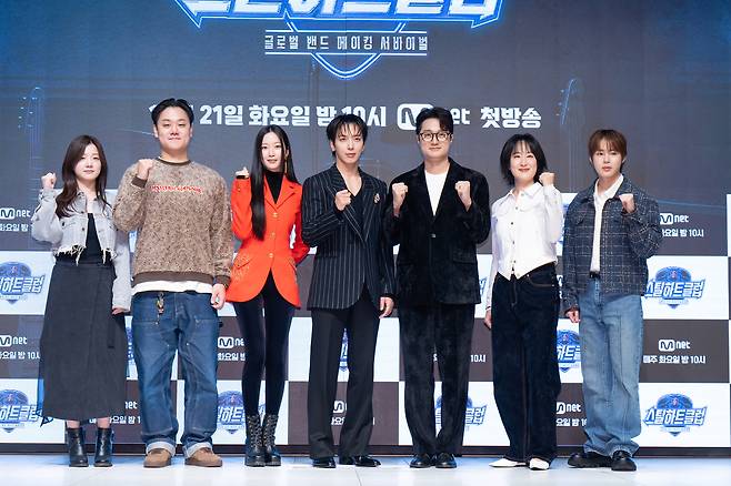 (왼쪽부터) 김은미·이형진 PD, 문가영, 정용화, 이장원, 선우정아, 하성운. 엠넷 제공